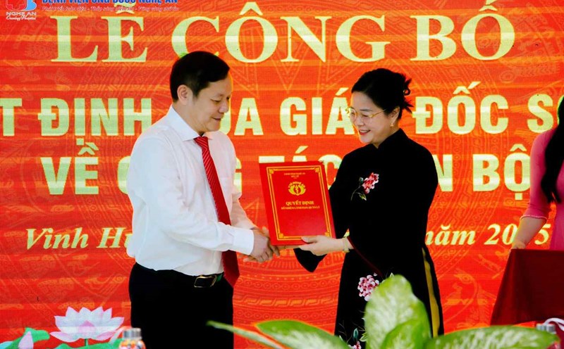 Director of Nghe An Department of Health Le Thi Hoai Chung presented the Decision to appoint the Director of Nghe An Oncology Hospital to People's Doctor Pham Vinh Hung. Photo: Ngoc Anh