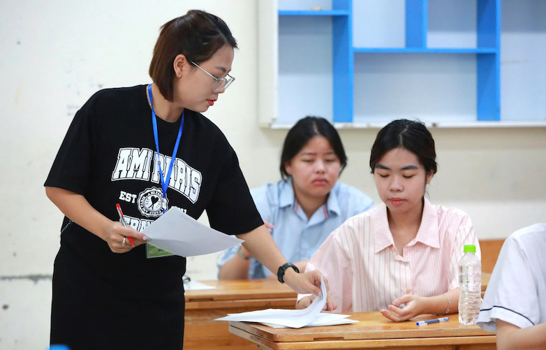 Estudiantes que se presentan al examen de graduacion de la escuela secundaria superior en 2025. Foto: Huu Chanh