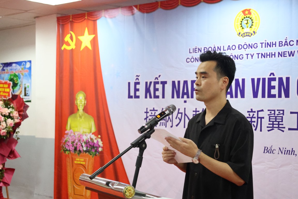 Representatives of union members who are foreign workers gave an oath-taking speech at the conference. Photo: Quyet Chien