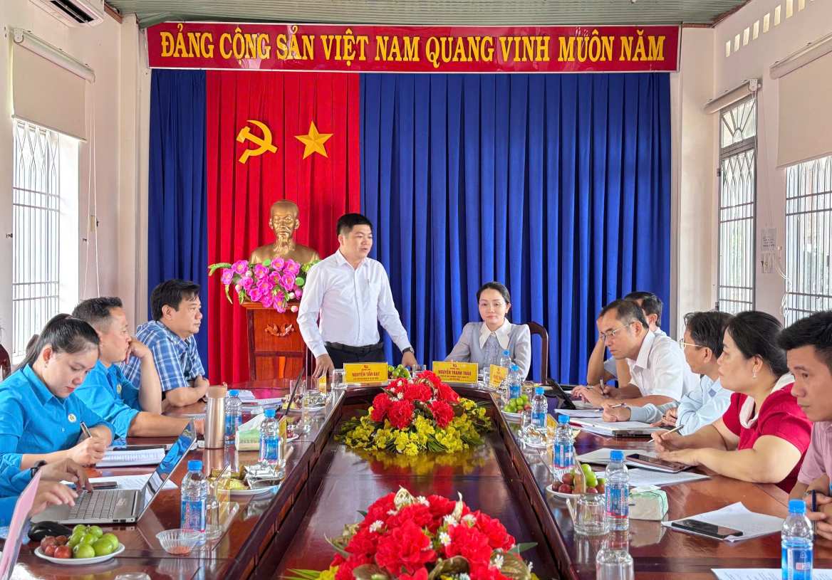 To Cong tac quan ly dia ban so 9 LDLD TPHCM lam viec voi Dang uy xa An Long. Anh: Yen Nhi