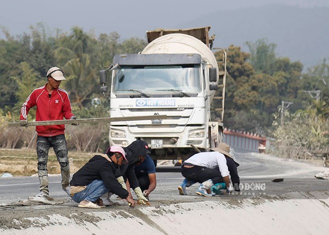 The Dien Bien Department of Construction aims to complete road maintenance before December 20, 2025. Photo: Quang Dat