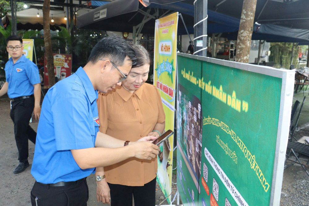 Nguoi dan duoc giai dap thac mac truc tiep va huong dan su dung cong nghe so. Anh: The Toan