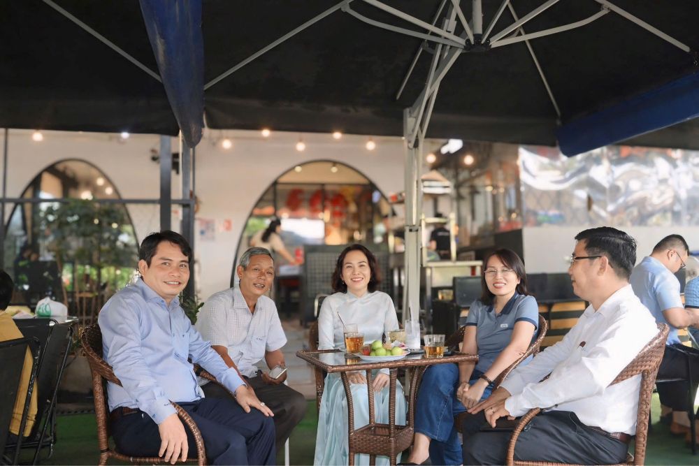 Mo hinh “Ca phe sang - Ket noi nhan dan” do Uy ban MTTQ Viet Nam xa Nhuan Duc phoi hop UBND xa to chuc. Anh: The Toan