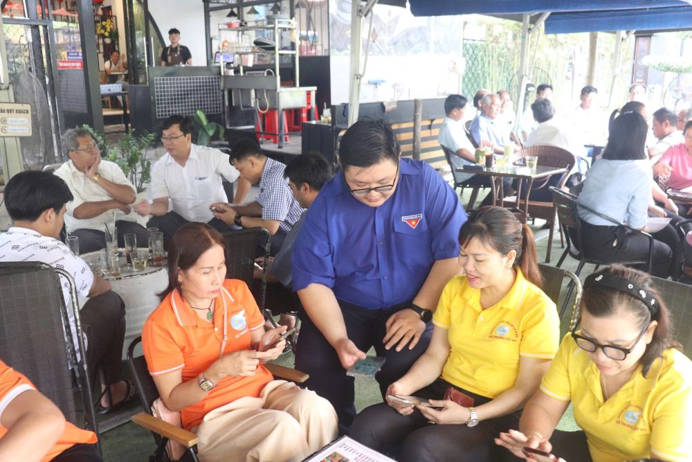 Ba con o xa Nhuan Duc (TPHCM) cam thay rat phan khoi khi chinh quyen ngay cang gan dan. Anh: The Toan