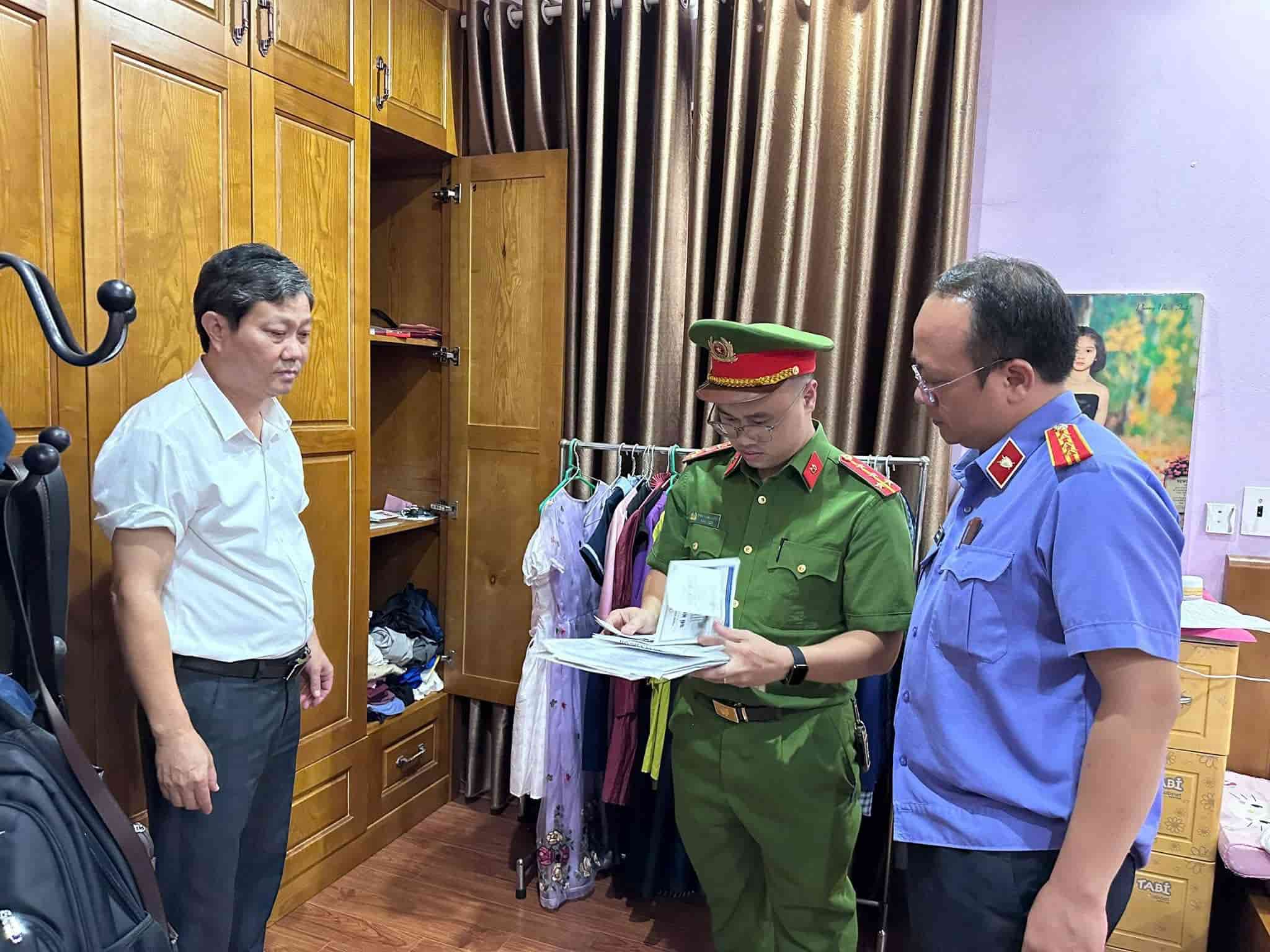 Cơ quan Cảnh sát điều tra thi hành Lệnh khám xét nơi ở của đối tượng Nguyễn Văn Cường. Ảnh: CACC