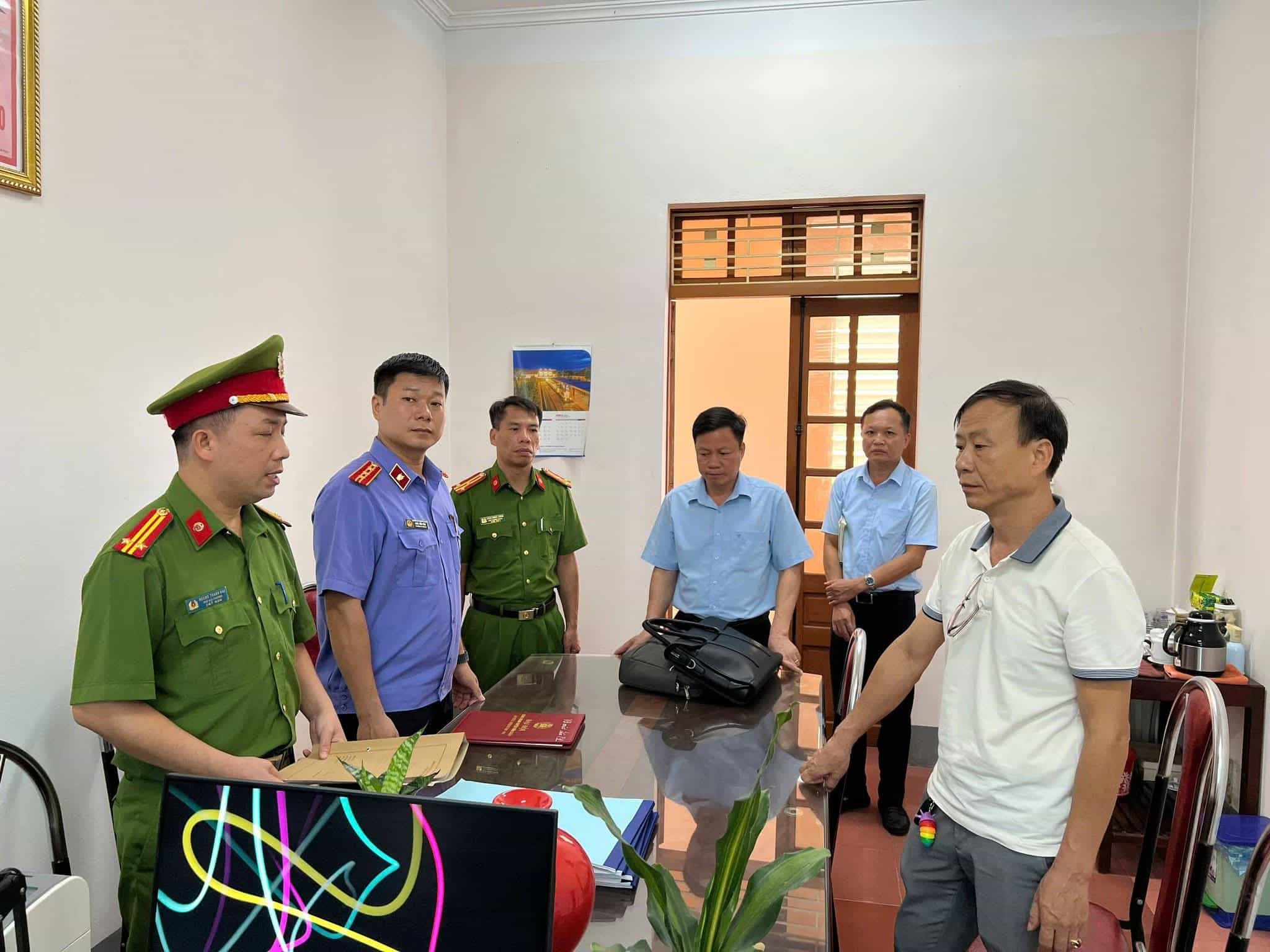 Cơ quan Cảnh sát điều tra thi hành Lệnh khám xét nơi làm việc của đối tượng Lê Minh Thái. Ảnh: CACC