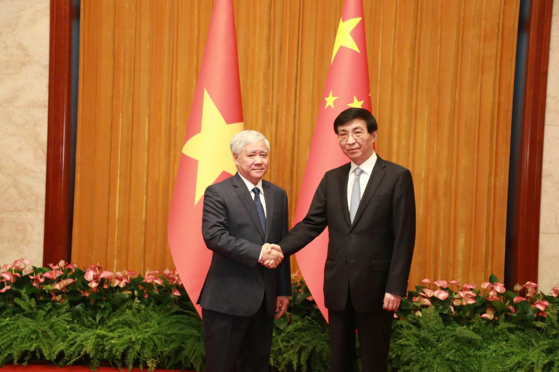 El miembro del Buro Politico el Secretario del Comite Central del Partido el Presidente del Comite Central del Frente de la Patria de Vietnam Do Van Chien y el miembro del Comite Permanente del Buro Politico del Partido Comunista Chino el Presidente de la Chinh Hiep Toan Quoc China Vuong Ho Ninh. Foto: Mattran.org.vn