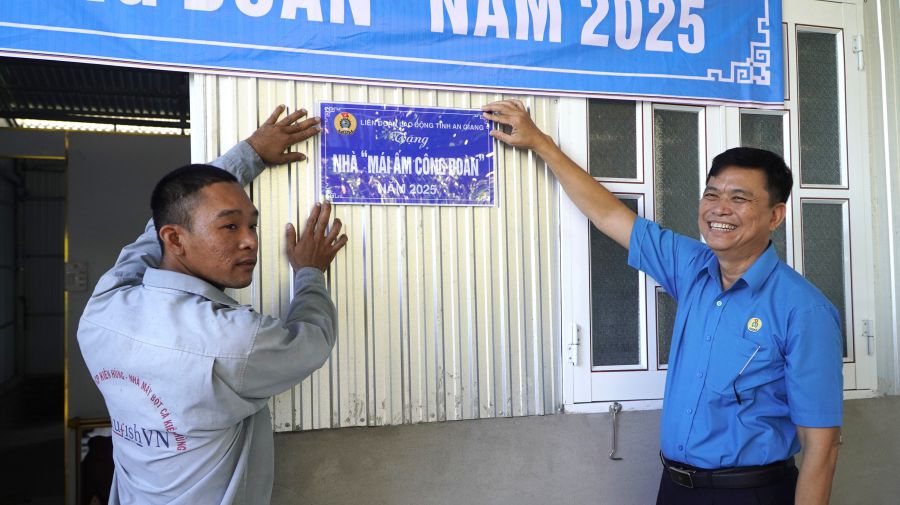 Handing over the Trade Union Shelter to union members with housing difficulties. Photo: Nguyen Anh