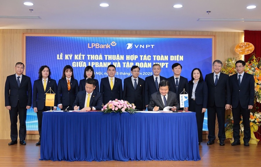 Ong Vu Quoc Khanh, Tong Giam doc LPBank va ong Huynh Quang Liem, TGD VNPT ky ket Thoa thuan hop tac giua hai ben. Anh: Cao Hung