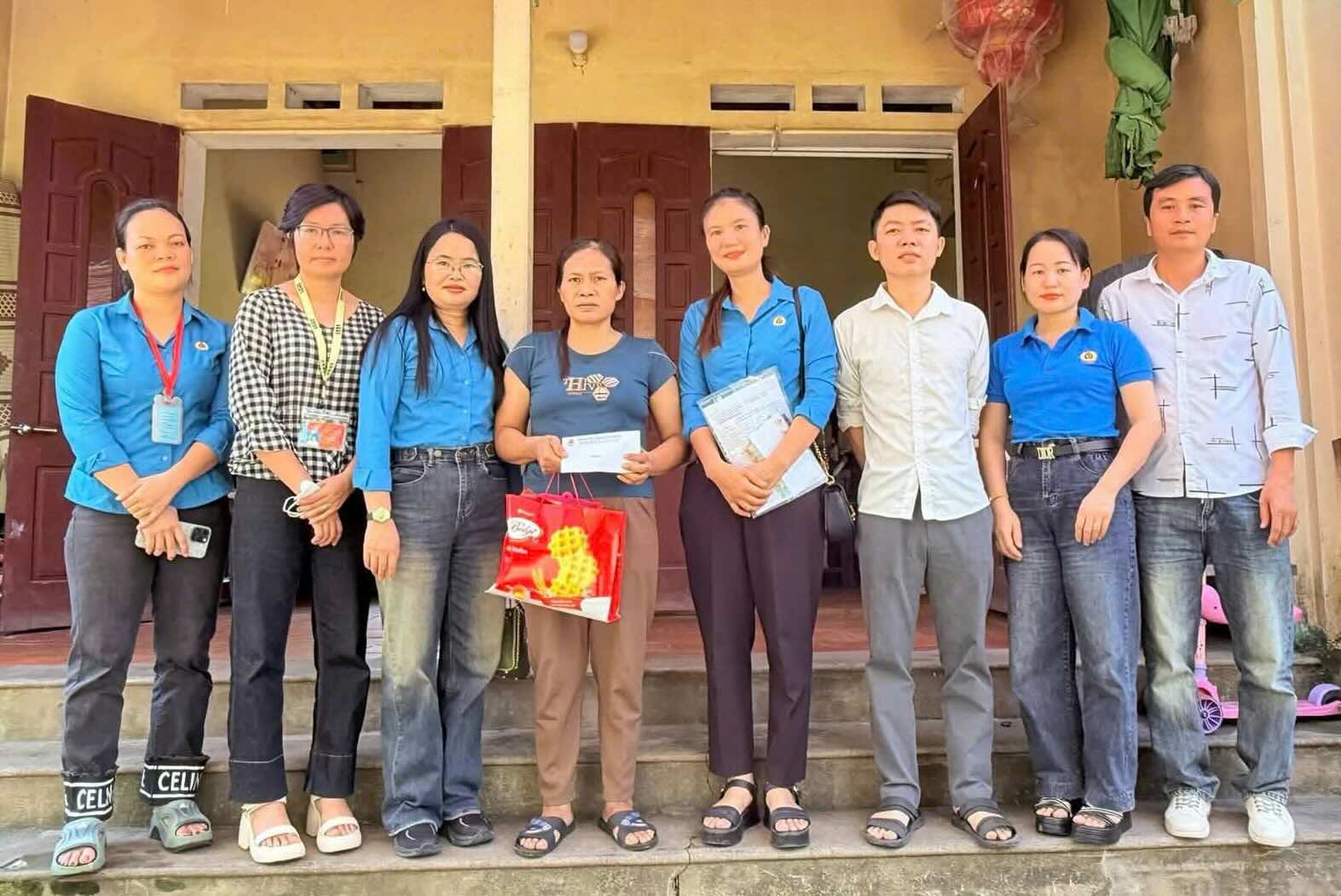 노동조합 집행위원회와 회사 경영진이 어려운 노동자들에게 지원 선물을 전달하고 있습니다. 사진: 탄호아 노동조합