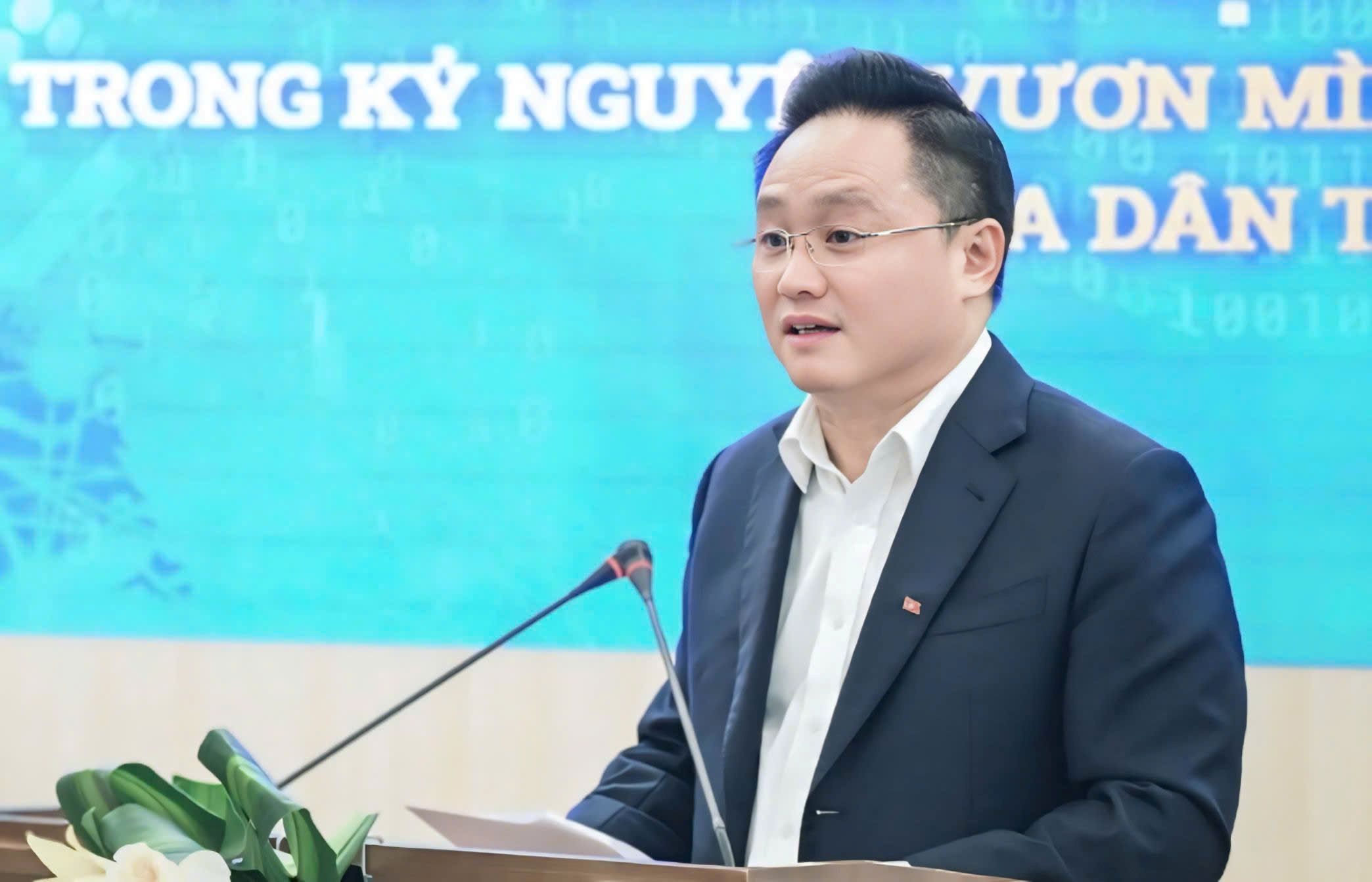 Tien si Phan Van Hung - Pho Tong Bien tap Bao Nhan Dan phat bieu de dan toa dam. Anh: Hao Thien