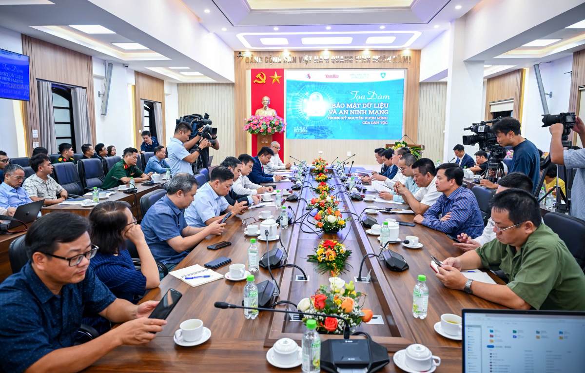 Bao Nhan Dan phoi hop Hiep hoi An ninh mang quoc gia (NCA), Ban Chinh sach, Chien luoc Trung uong, Vien Han lam Khoa hoc va Cong nghe Viet Nam to chuc Toa dam voi chu de “Bao mat du lieu va an ninh mang trong ky nguyen vuon minh cua dan toc”. Anh: Hao Thien