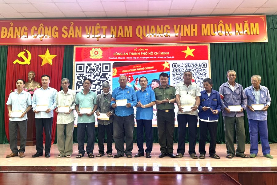 The Ho Chi Minh City Labor Federation commends motorbike taxi union members with outstanding achievements in the movement of the entire people to protect national security. Photo: Hoang Hai