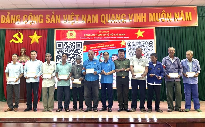 The Ho Chi Minh City Labor Federation commends motorbike taxi union members with outstanding achievements in the movement of the entire people to protect national security. Photo: Hoang Hai
