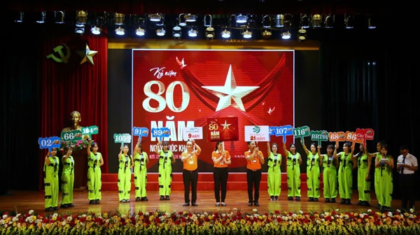 Hanoi Transport Corporationは、文明化されたフレンドリーなバス運転手の建設を促進しています。写真：ドゥイカン