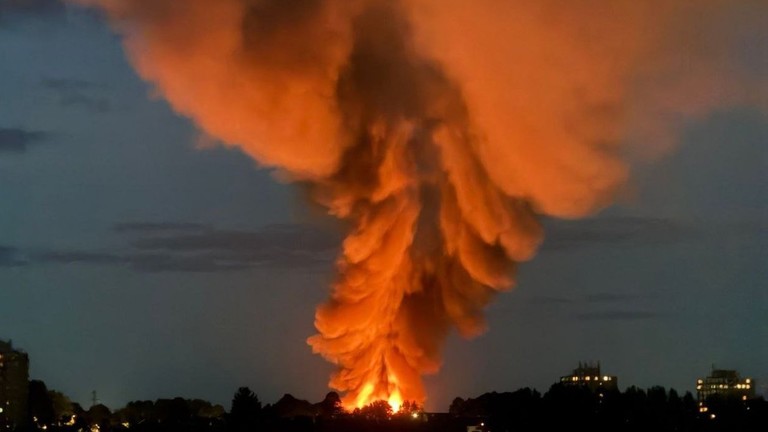 Smoke billowed from a fire at Groundwell Industrial Park, Swindon Town (UK) on September 24. Photo: RT