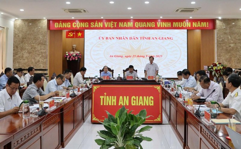 Meeting to review the provincial budget collection situation and solutions to ensure An Giang provincial budget collection by the end of 2025. Photo: Ngoc Mai