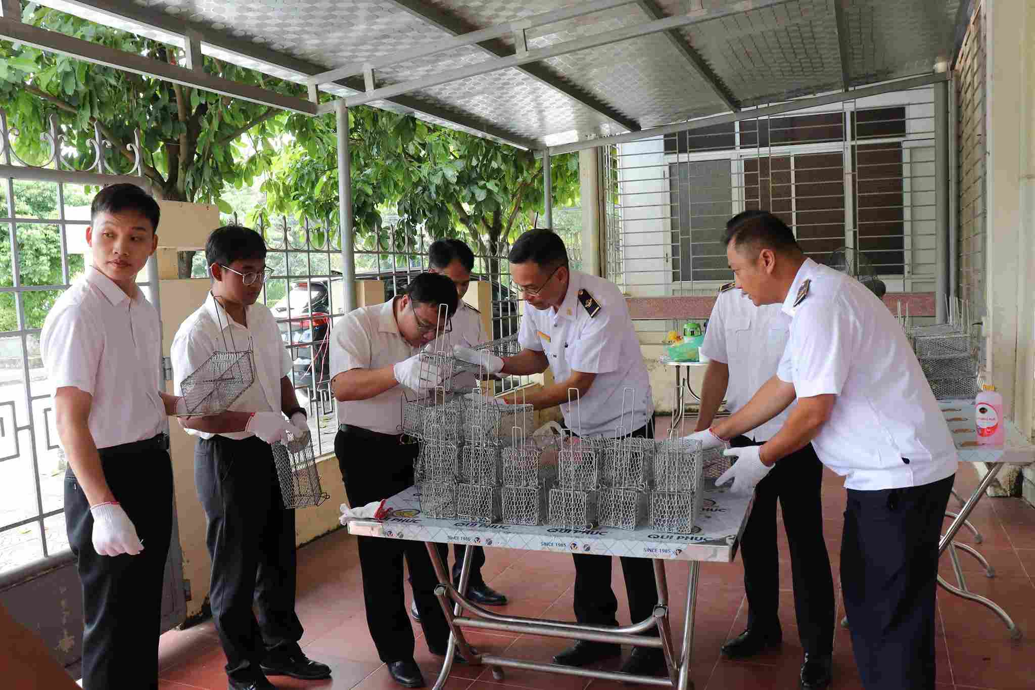 까오방 CDC(베트남)와 투이커우 세관 공무원(중국)이 국경 지역에서 공동 감시를 하고 있습니다. 사진: 투이티엔