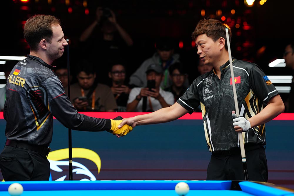 Duong Quoc Hoang은 2025년 남자 10볼 세계 선수권 대회 32라운드(2025 Predator WPA Men’s 10-Ball World Championship)에서 Joshua Filler를 꺾었습니다. 사진: Anh Tu