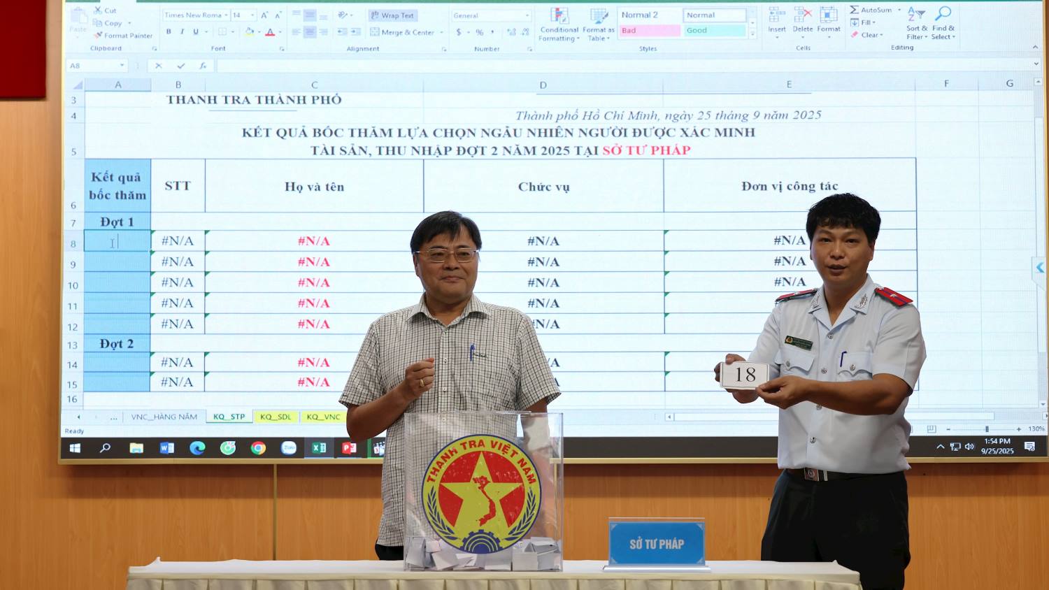 Le representant de l'Inspection de Ho Chi Minh-Ville organise un tirage au sort pour selectionner des fonctionnaires afin de verifier les biens et les revenus. Photo : Linh Nhi