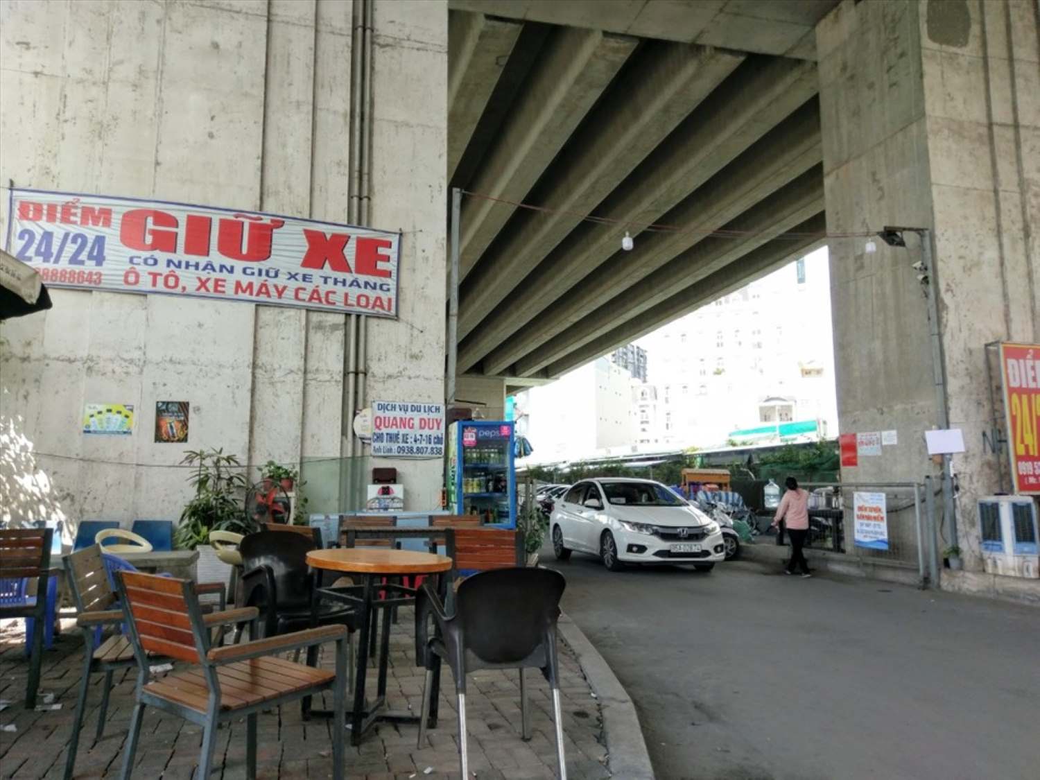 Phu My橋(ホーチミン市)のすぐそばは、以前は駐車場として使用されていました。写真:Minh Quan