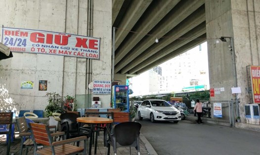 Gầm cầu Phú Mỹ (TPHCM) trước đây được sử dụng để làm bãi giữ xe. Ảnh: Minh Quân