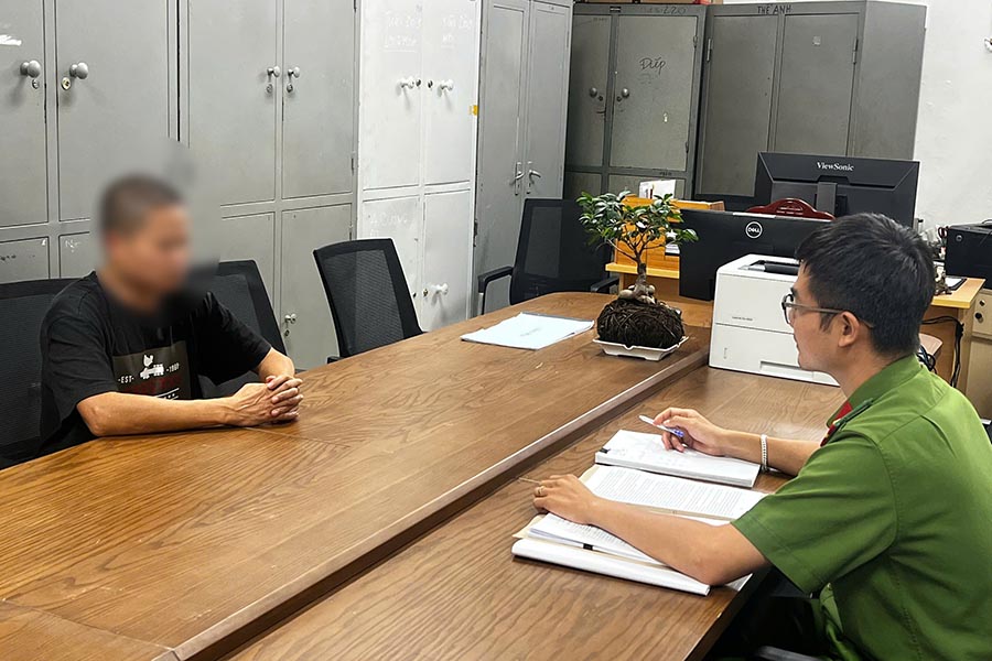 Le sujet deverse des dechets dans la riviere To Lich. Photo : Police de Hanoï.