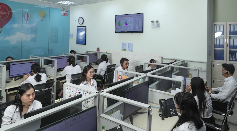 Tong dai cua Trung tam CSKH EVNSPC hoat dong 24/7, luon san sang giai dap moi thac mac cua khach hang su dung dien tren dia ban quan ly. Anh: EVNSPC