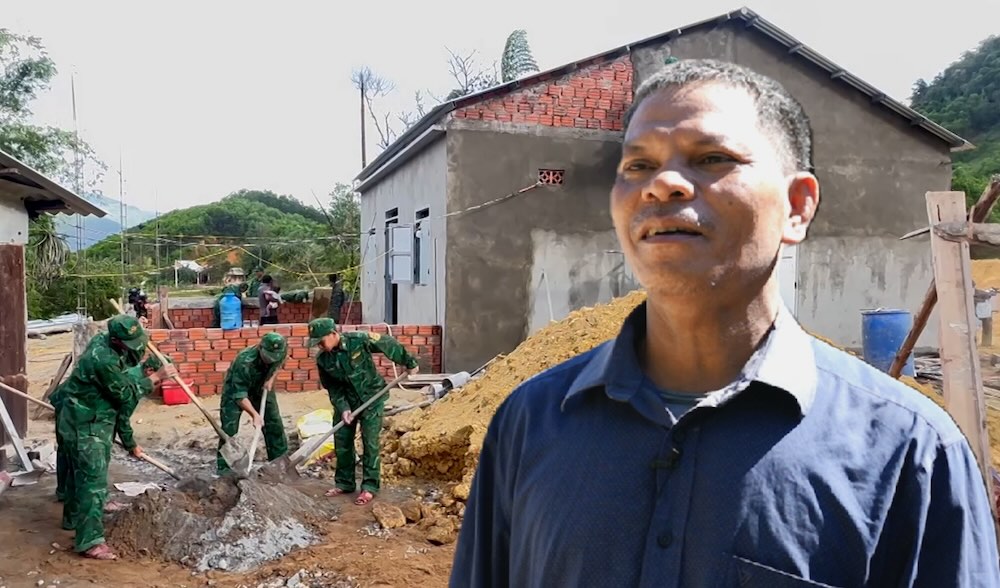 Les soldats des gardes-frontieres de la ville de Hue construisent un foyer pour les habitants des lieux de crime contre la Patrie. Photo : Vo Tien