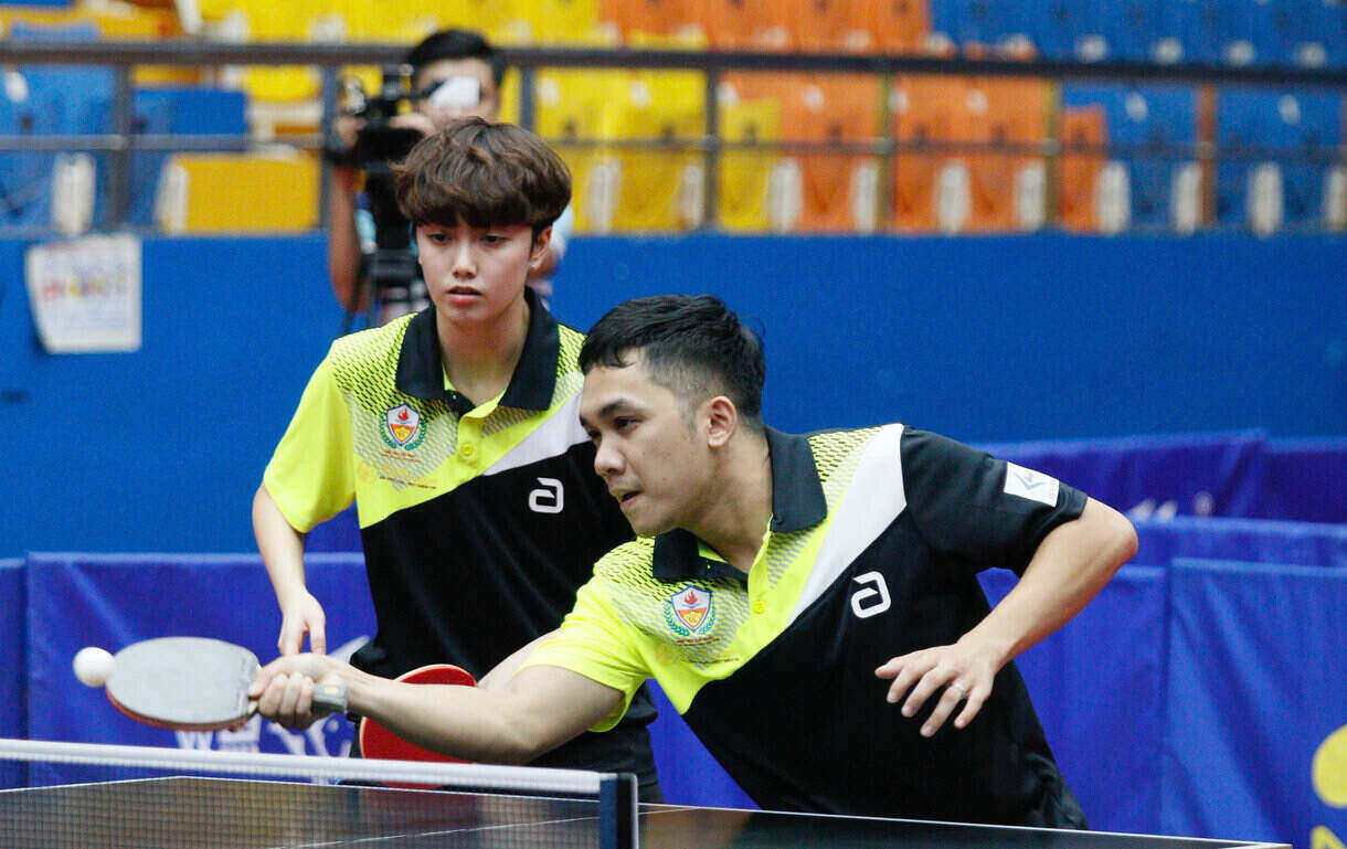 Tay vot Dinh Anh Hoang (ben phai) gianh Huy chuong Vang noi dung doi nam nu.