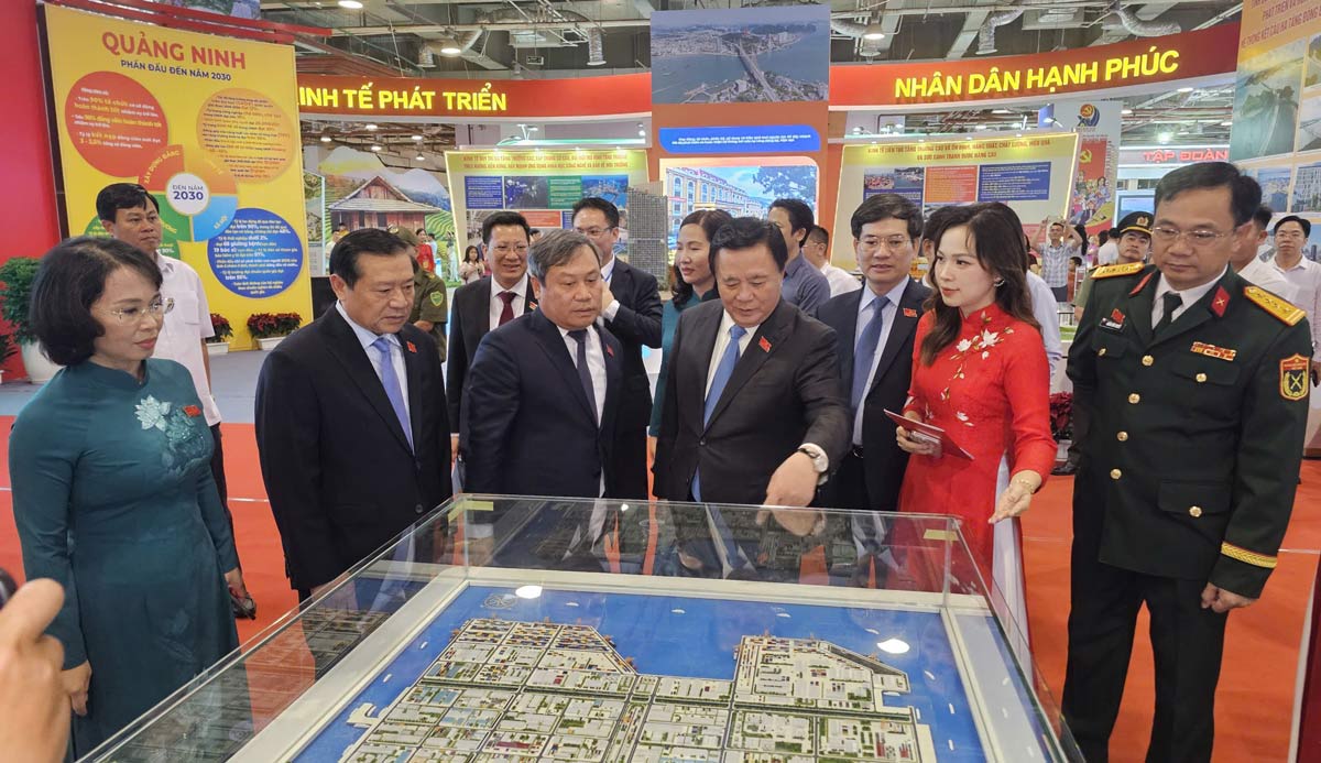 Delegues visitant l'exposition des realisations du developpement socio-economique de la province de Quang Ninh en 5 ans (2020-2025). Photo : Doan Hung