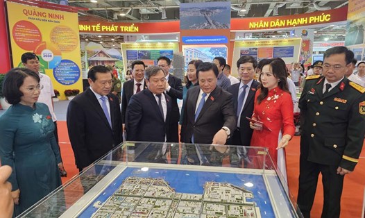 Các đại biểu tham quan Triển lãm thành tựu phát triển kinh tế - xã hội tỉnh Quảng Ninh 5 năm (2020-2025). Ảnh: Đoàn Hưng