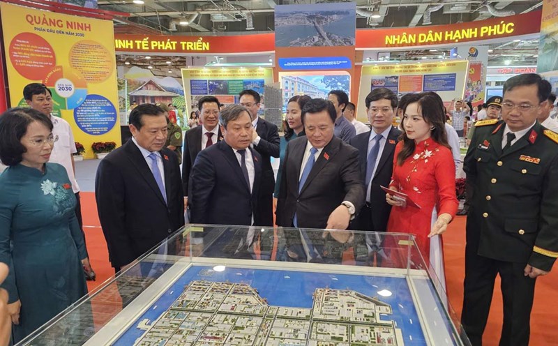 Delegates visit the Exhibition of Socio-Economic Development Achievements of Quang Ninh province for 5 years (2020-2025). Photo: Doan Hung