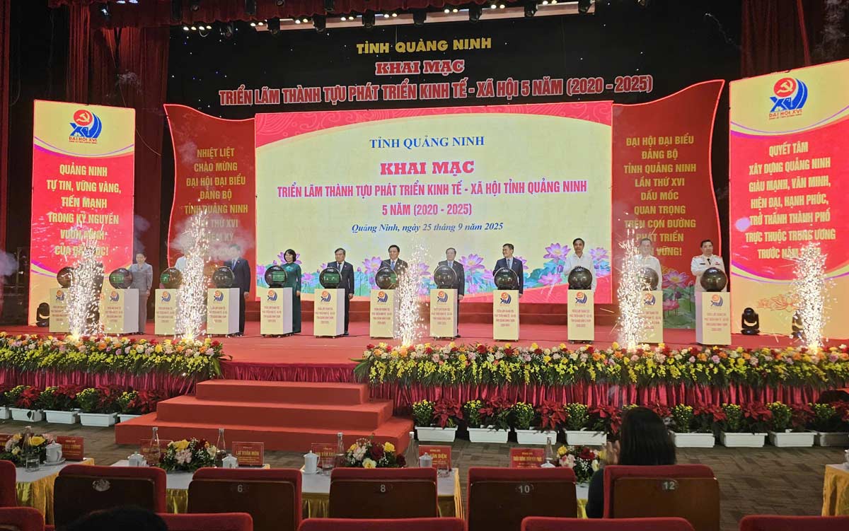 Cac dai bieu thuc hien nghi thuc khai mac trien lam. Anh: Doan Hung
