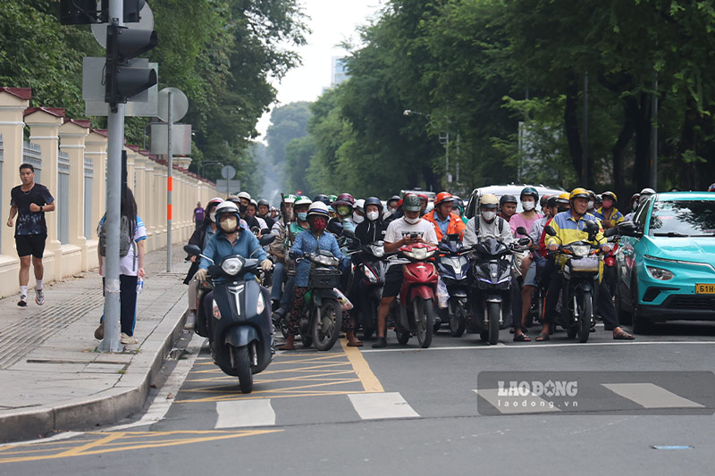 Nga tu Nguyen Thi Minh Khai - Nam Ki Khoi Nghia thuong xuyen dien ra tinh trang un tac do luong phuong tien re phai nhieu. Anh: Quynh Anh