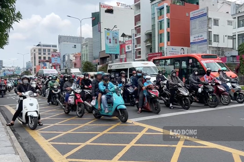 Nut giao co phan vach mat vong tren duong Cong Hoa cung thuong xuyen co cac phuong tien vi pham, dac biet vao gio cao diem. Anh: Quynh Anh