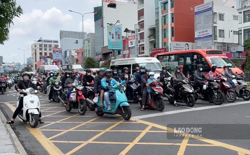 Setting up a hammock for right-wheeling vehicles in Ho Chi Minh City to help reduce traffic congestion but there are still points that are "shipped off the fence"