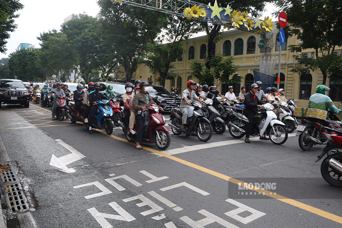 Vach mat vong tai khu vuc nga tu Le Duan - Ton Duc Thang. Hinh anh ghi nhan luc 16h chieu. Anh: Quynh Anh