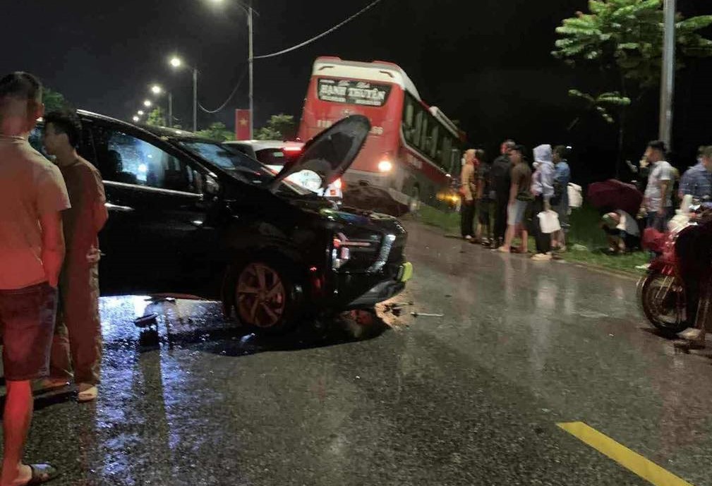 Xe khach va oto trong vu tai nan truoc do. Anh: Tan Van