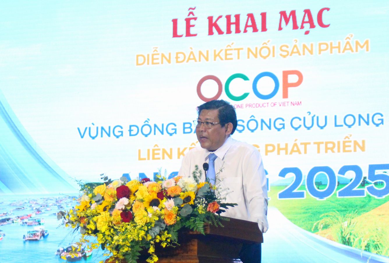 Pho Chu tich UBND tinh An Giang Ngo Cong Thuc phat bieu chao mung va phat lenh khai mac. Anh: Thanh Mai