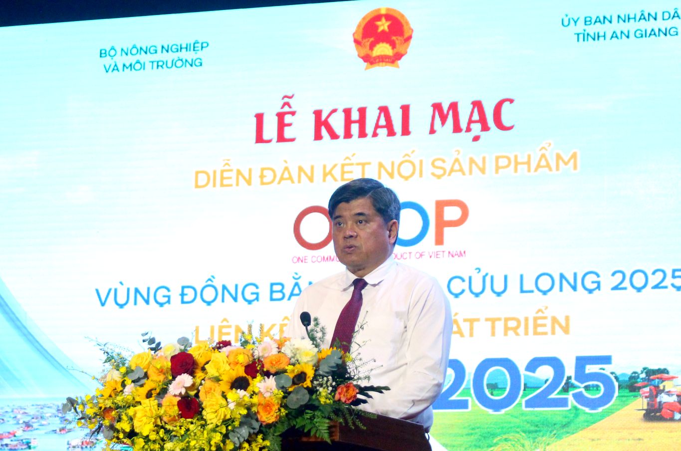 Thu truong Bo Nong nghiep va Moi truong Tran Thanh Nam phat bieu tai le khai mac. Anh: Thanh Mai