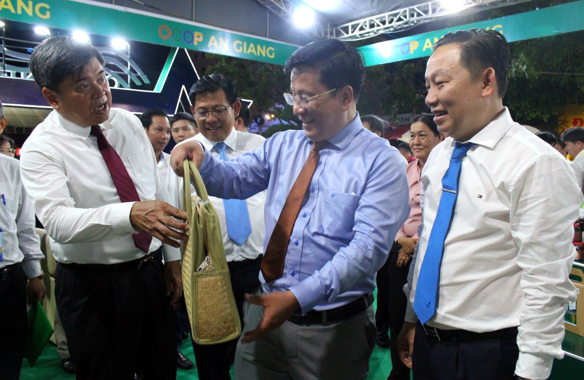 Tham quan cac san pham OCOP duoc san xuat tu nguyen lieu than thien moi truong. Anh: Thanh Mai