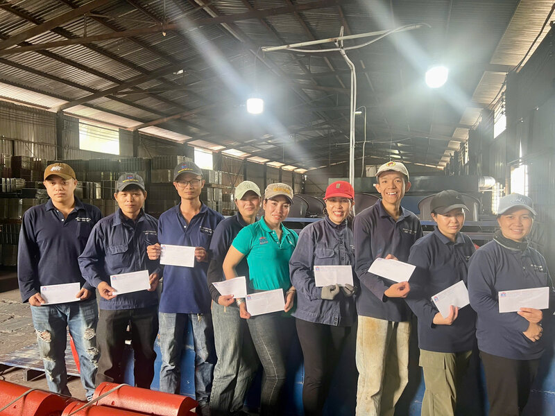 Union members and employees of DIC Da Lat Investment and Trading Joint Stock Company were excited to receive Mid-Autumn Festival gifts presented by the union. Photo: Do Lam