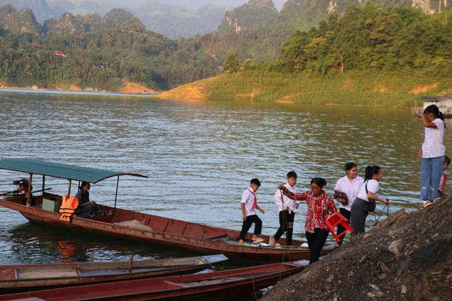 Students in the Hoa Binh lake area cross the river to class, posing many potential risks during the rainy and stormy season. Photo: Yen San