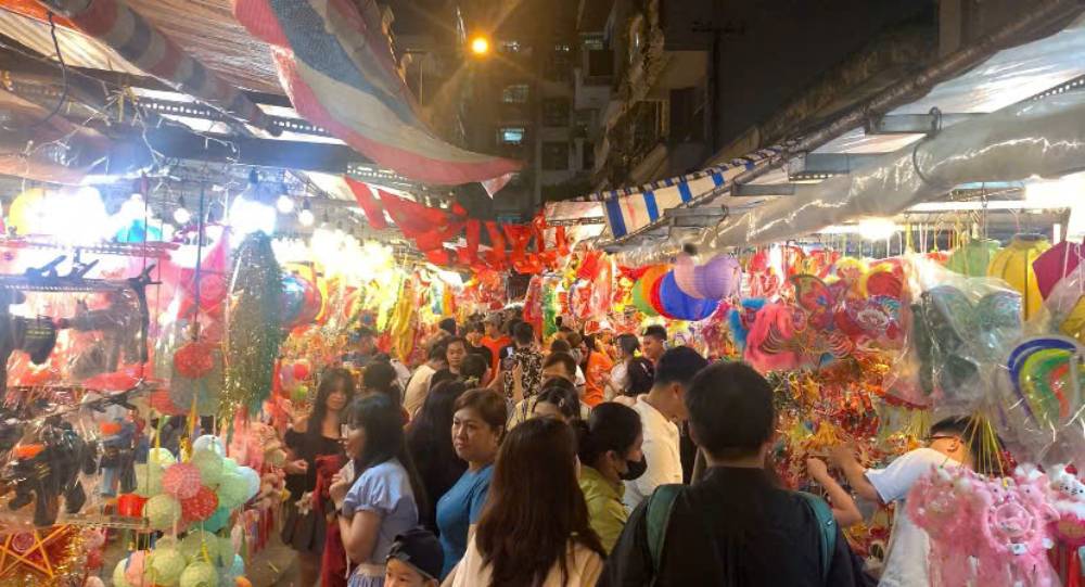 A l'occasion de la fete de l'automne la rue des bougies de Luong Nhu Hoc est illuminee de lumieres animees de nombreux habitants et touristes viennent s'amuser et prendre des photos. Photo : Thai Bao.