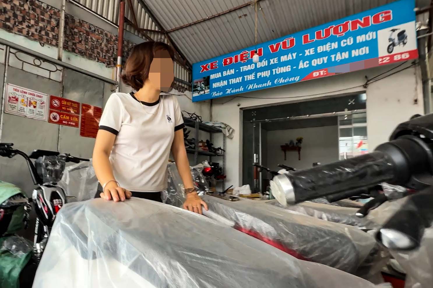 Ba chu cua hang xe dien Vu Luong. Anh: Nhom PV 