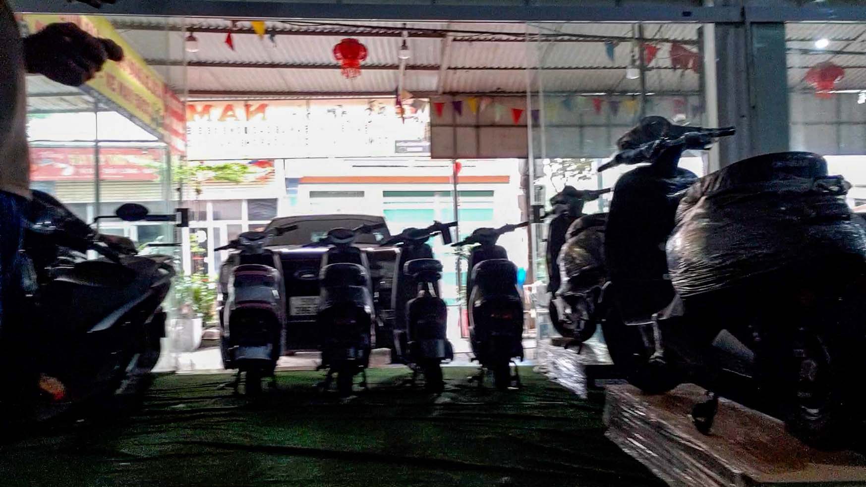 Khong gian ben trong cua hang cua he thong xe dien Nam Lan Osakar tai phuong Tu Lan (Bac Ninh). Anh: Nhom PV 