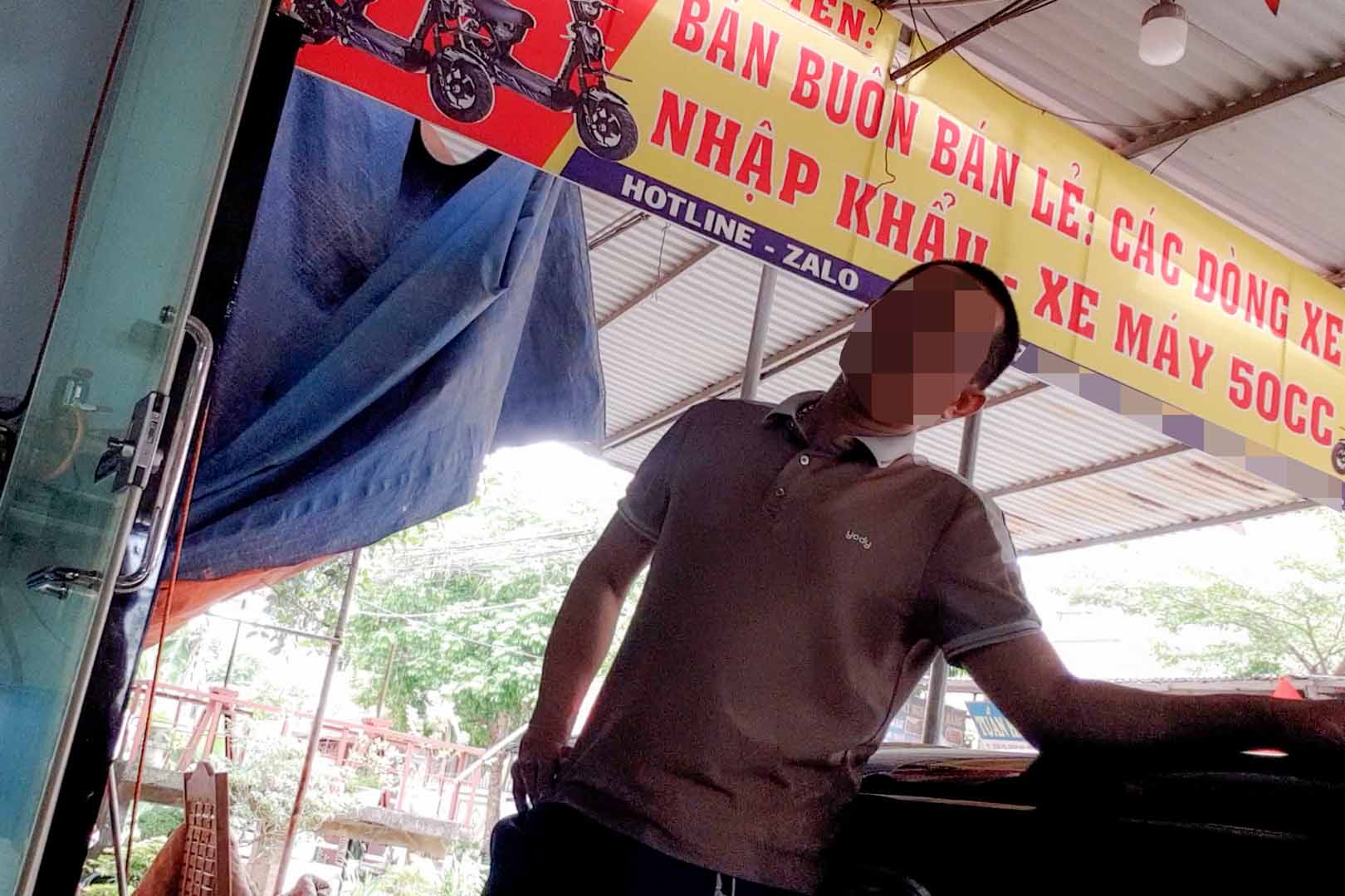 Ong chu cua he thong xe dien Nam Lan Osakar thua nhan voi phong vien ve viec khong dam de xe dien khong giay tai cua hang. Anh: Nhom PV  