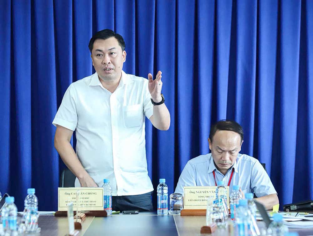 Mr. Cao Van Chong - Deputy Director of the Department of Culture - Sports of Ho Chi Minh City spoke at the preparation meeting for the matches of the Vietnam national team and the 2026 U17 Asian Women's Qualifiers. Photo: VFF