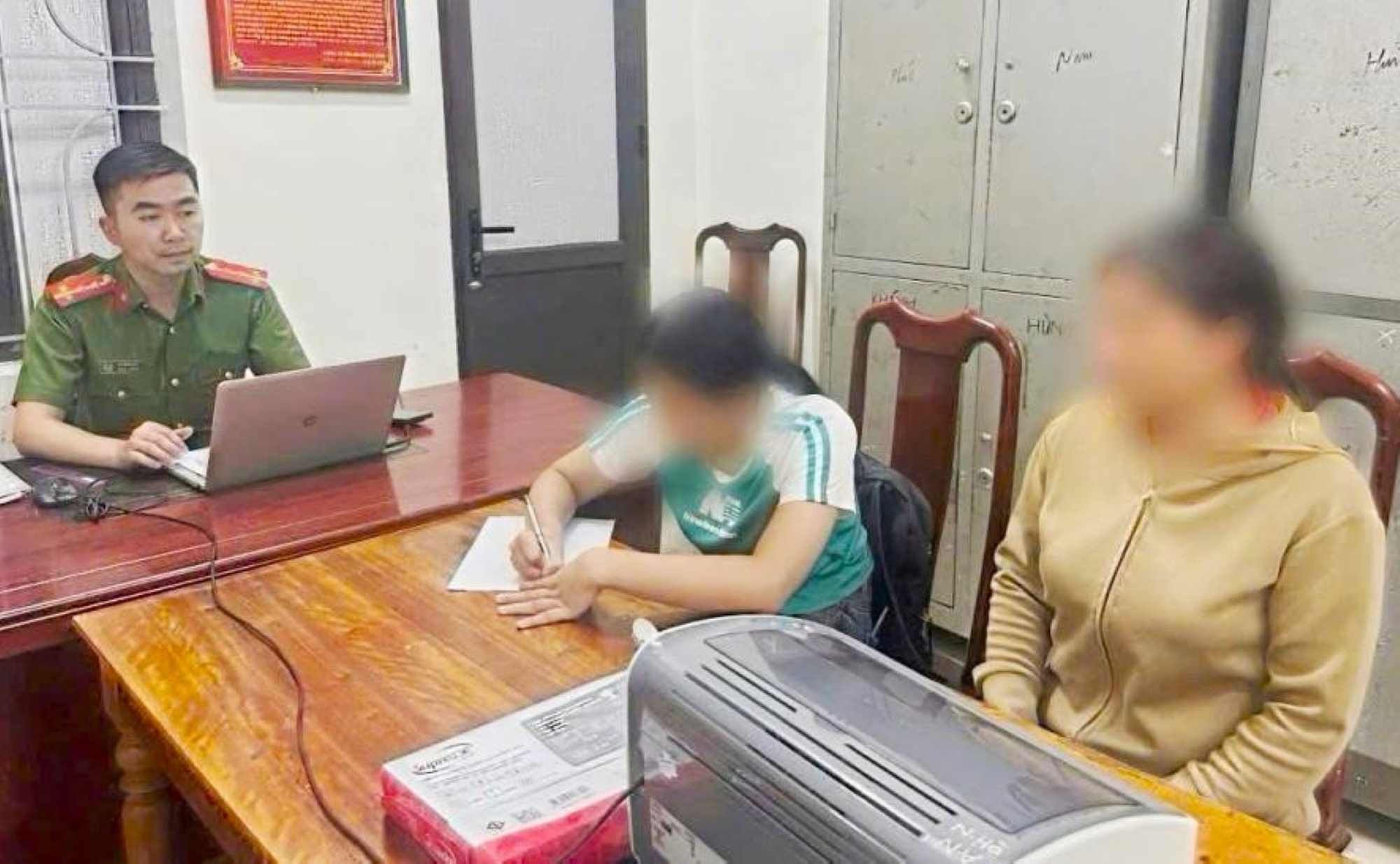 Grace au travail de sensibilisation de mobilisation et d'explication des forces de police l'enfant T a realise qu'il avait ete escroque. Photo : Police de Ha Tinh